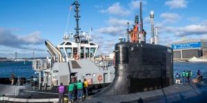Sailors from the Virginia-class attack submarine USS Texas (SSN 775) pull in line from a tugboat as the submarine prepares to depart Portsmouth Naval Shipyard in Kittery, Maine
